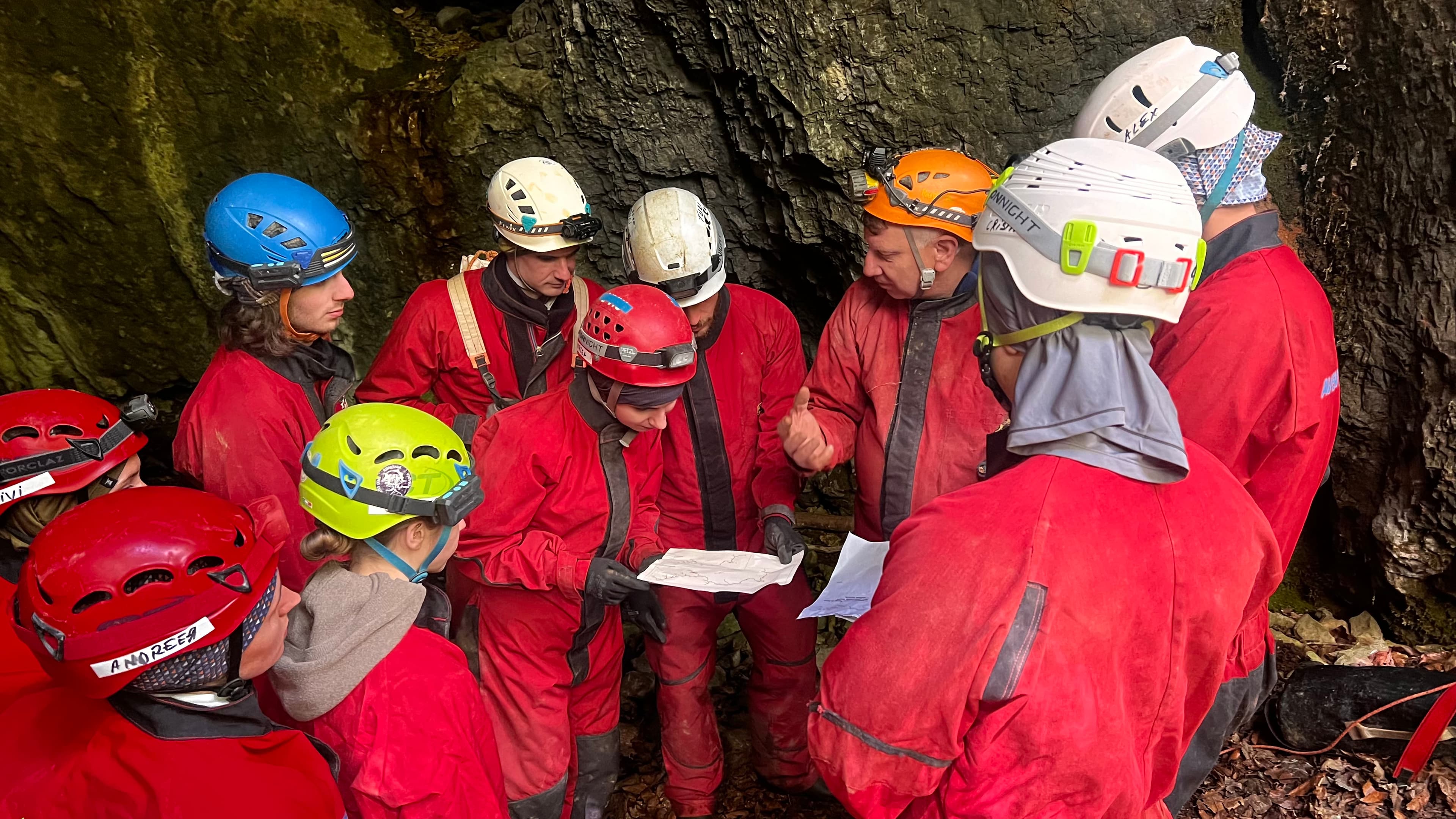 Participanți la o ieșire de inițiere în speologie